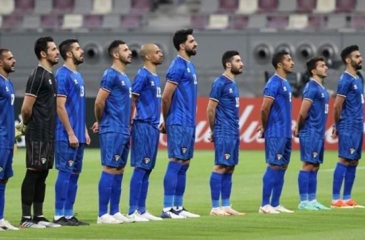 Pemain Timnas Kuwait ketika menyanyikan lagu kebangsaan mereka jelang laga kontra Bahrain pada Kualifikasi Piala Arab 2021 di Stadion Internasional Khalifa di Doha, pada 25 Juni 2021. (KARIM JAAFAR / AFP)