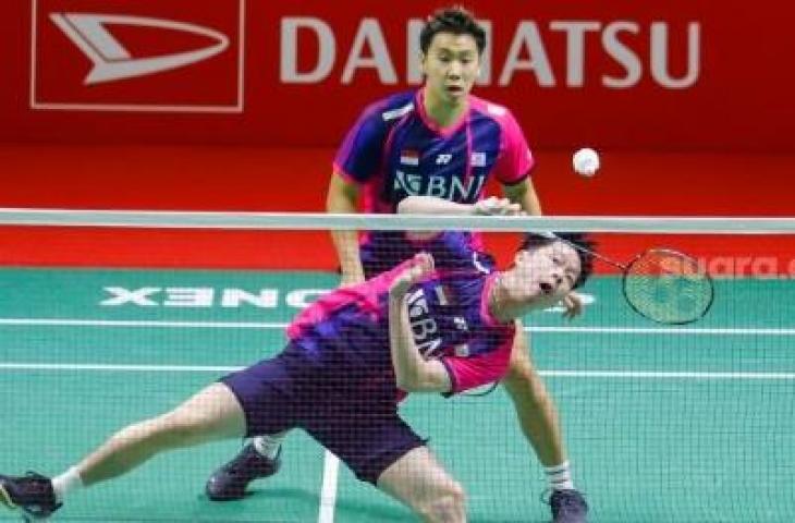 Pebulu tangkis ganda putra Indonesia Marcus Gideon dan Kevin Sanjaya melakukan serangan kepada pebulu tangkis ganda putra Prancis Christo Popov dan Toma Junior Popov pada babak kualifikasi Daihatsu Indonesia Master 2022 di Istora Senayan, Jakarta Pusat, Selasa (7/6/2022). [Suara.com/Alfian Winanto]