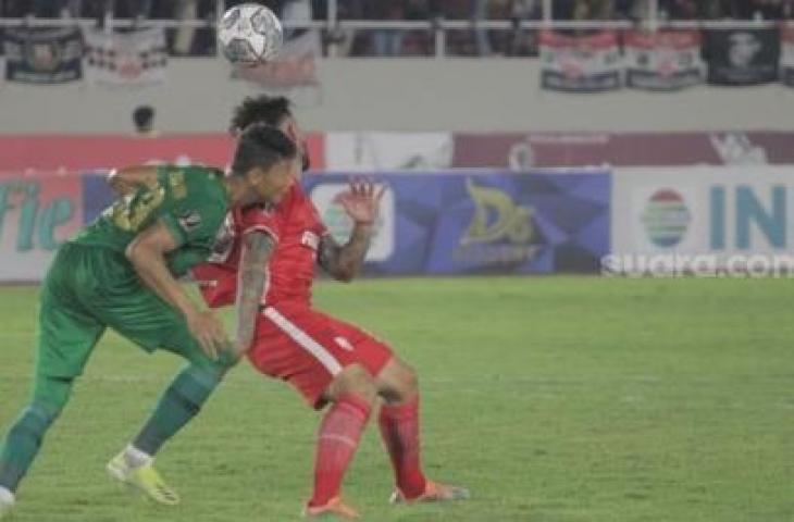 Pertandingan perdana Grup A Piala Presiden 2022 antara Persis Solo vs PSS Sleman di Stadion Manahan Solo, Sabtu (11/6/2022). [Suara.com/Ronald Seger Prabowo]