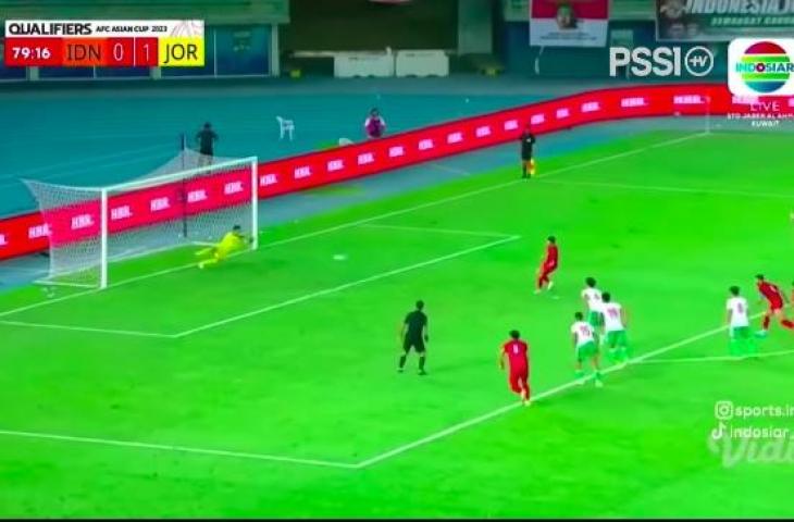 Momen kiper Timnas Indonesia, Nadeo Argawinata tepis tendangan penalti pemain Yordania. (Instagram/pssi)