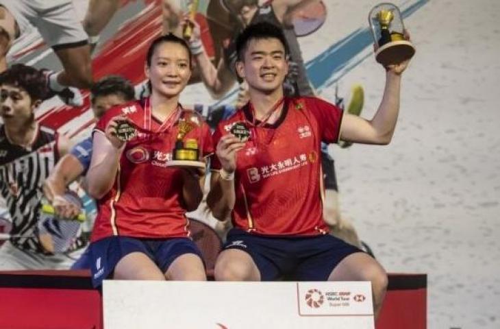 Pebulu tangkis ganda campuran China, Zheng Si Wei (kanan) dan Huang Ya Qiong (kiri) berpose usai menang di final Indonesia Masters 2022 di Istora Senayan, Jakarta, Minggu (12/6/2022). [ANTARA FOTO/Muhammad Adimaja]