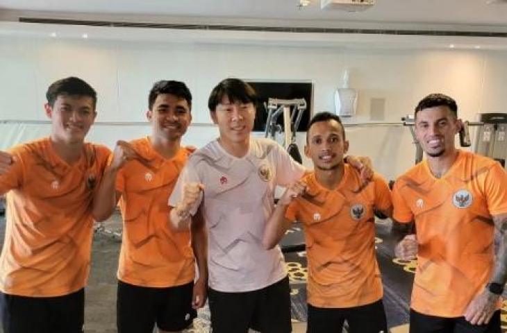 Shin Tae-yong bersama pemain Timnas Indonesia Alfeandra Dewangga, Asnawi Mangkualam, Irfan Jaya dan Stefano Lilypali. (Instagram/shintaeyong7777)