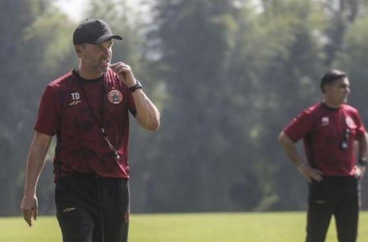 Pelatih Persija Thomas Doll (kiri) memperhatikan para pemain saat latihan di Lapangan Nirwana Park, Bojongsari, Depok, Jawa Barat, Rabu (25/5/2022). (ANTARA FOTO/Asprilla Dwi Adha/tom)