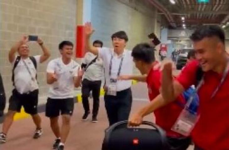 Aksi Shin Tae-yong joget usai antar Timnas Indonesia lolos ke Piala Asia 2023. [FaktaBola / Twitter]