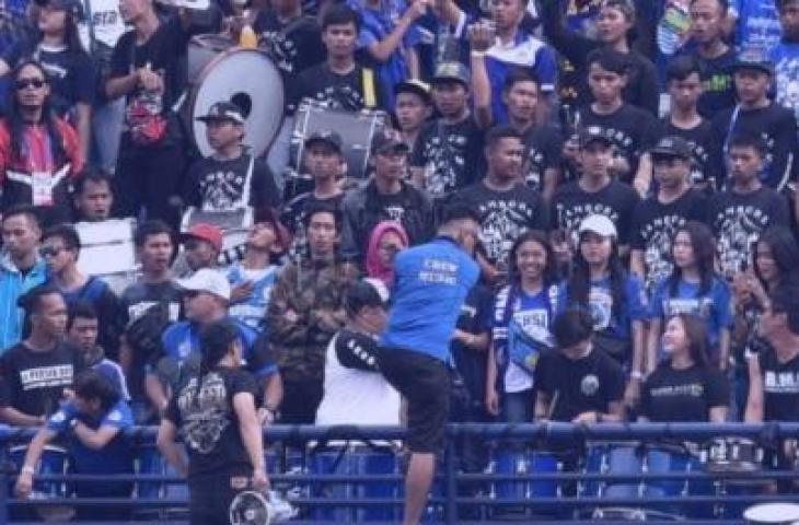 Para suporter Persib, Bobotoh memenuhi Stadion Si Jalak Harupat, Bandung pada pembukaan Piala Presiden 2019, sebelum laga matchday 1 Grup 1 antara Persib kontra Tira-Persikabo, Sabtu (2/3/32019) sore. [laman resmi Persib]