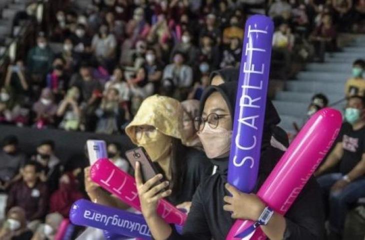 Sejumlah penonton menyaksikan pertandingan babak 32 besar Daihatsu Indonesia Masters 2022 di Istora Senayan, Jakarta, Rabu (8/6/2022). (ANTARA FOTO/MUHAMMAD ADIMAJA)