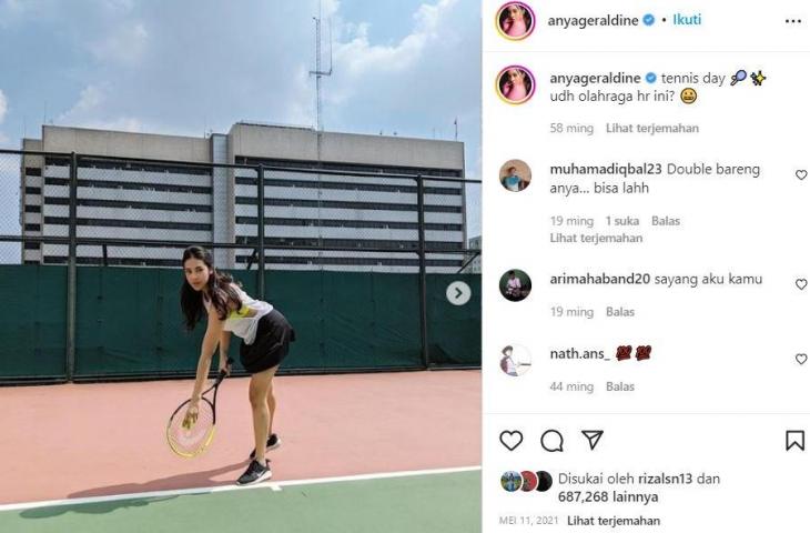 Anya Geraldine bermain tenis lapangan. (Instagram/@anyageraldine)