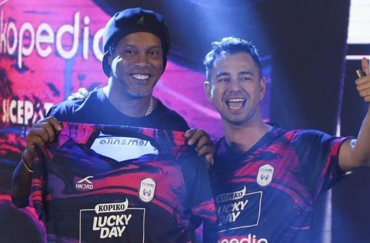 Mantan pesepak bola dunia asal Brasil Ronaldinho (kiri) bersama Chairman RANS Nusantara FC Raffi Ahmad (kanan) menunjukkan jersey RANS Nusantara FC saat diluncurkan di Jakarta, Jumat (24/6/2022). RANS Nusantara FC meluncurkan jersey terbaru untuk menghadapi musim Liga 1 Indonesia 2022-2023. ANTARA FOTO/Rivan Awal Lingga/aww.