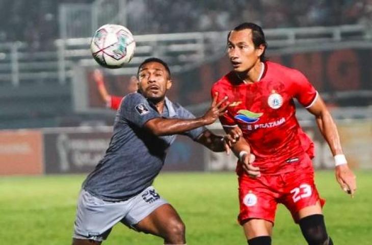 Aksi Hansamu Yama berduel dengan Terens Puhiri saat Persija Jakarta melawan Borneo FC di Piala Presiden 2022. (Dok. Persija)