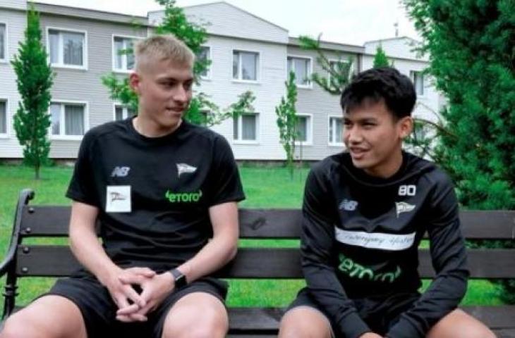 Witan Sulaeman ceritakan keberhasilan timnas Indonesia lolos Piala Asia 2023 ke pemain Lechia Gdansk. (YouTube/Lechia Gdask)