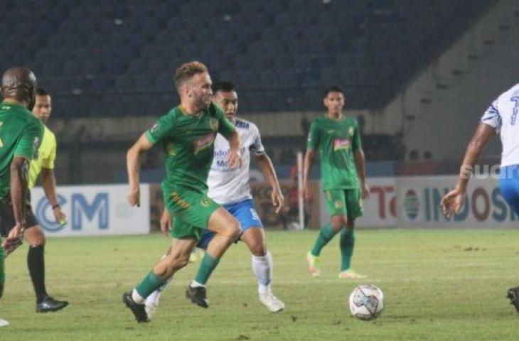 Pemain PSS Sleman, Ze Valente dihadang dua pemain Persib Bandung dalam pertandingan perempatfinal Piala Presiden 2022 yang berlangsung di Stadion Si Jalak Harupat, Jumat (1/7/2022). [Suara.com/Ronald Seger Prabowo]