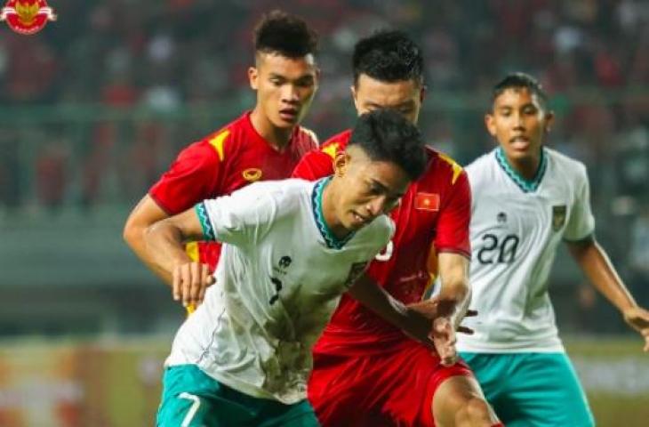 Aksi Razza Fachrezi dan Marselino Ferdinan saat laga Timnas Indonesia U-19 melawan Vietnam di Piala AFF U-19 2022. (Instagram/pssi)