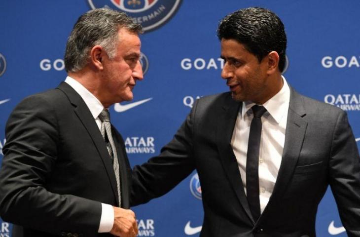 Pelatih asal Prancis, Christophe Galtier (kiri), dan Presiden PSG Nasser Al-Khelaifi (R) dalam jumpa pers setelah Galtier ditunjuk sebagai pelatih kepala baru Paris Saint-Germain (PSG) di Stadion Parc des Princes di Paris pada 5 Juli 2022. (BERTRAND GUAY / AFP)