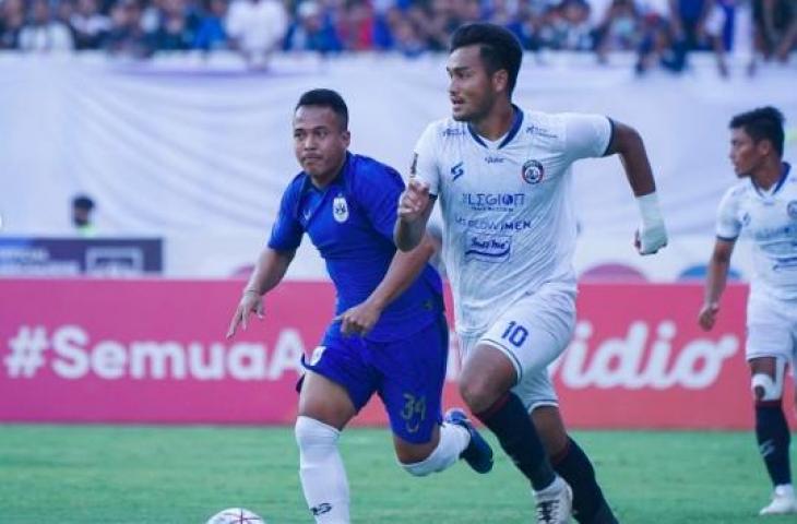 Aksi Muhammad Rafli saat Arema FC mengalahkan PSIS Semarang 2-0 pada leg pertama semifinal Piala Presiden 2022. (Dok. Arema FC)