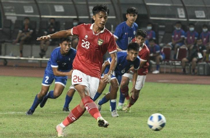 Pemain Timnas Indonesia U-19, Rabbani Tasnim melakukan tendangan penalti ke gawang Timnas Filipina U-19 dalam laga penyisihan Grup Piala AFF U19 2022 di Stadion Patriot Chandrabhaga, Bekasi, Jawa Barat, Jumat (8/7/2022). ANTARA FOTO/ Fakhri Hermansyah/aww.