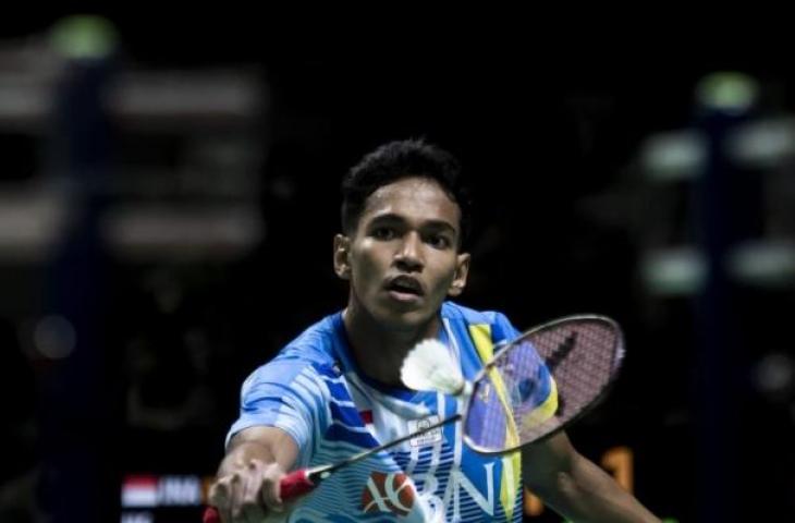 Pebulu tangkis tunggal putra Indonesia Chico Aura Dwi Wardoyo mengembalikan kok ke pebulu tangkis tunggal putra Singapura Loh Kean Yew saat pertandingan pada babak 16 besar Daihatsu Indonesia Masters 2022 di Istora Senayan, Jakarta, Kamis (9/6/2022). . ANTARA FOTO/Muhammad Adimaja/YU