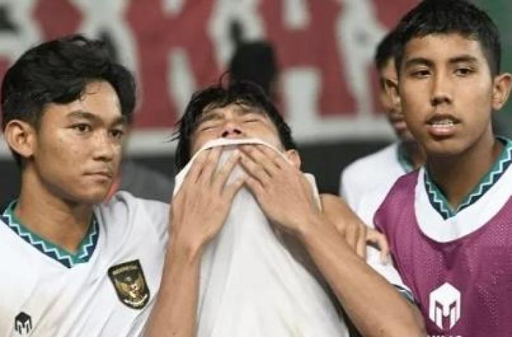 Pesepakbola Timnas Indonesia U-19, Zanadin Fariz (tengah) menangis usai timnya tersingkir di fase grup Piala AFF U-19 2022. [ANTARA FOTO/ Fakhri Hermansyah]