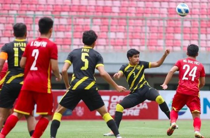 Potret aksi pemain Timnas Malaysia U-19 saat mengalahkan Vietnam U-19 3-0 di semifinal Piala AFF U-19 2022. (Instagram/famalaysia)