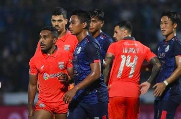 Potret aksi pemain Arema FC saat kalahkan Borne FC 1-0 di leg pertama final Piala Presiden 2022. (Instagram/borneofc.id)