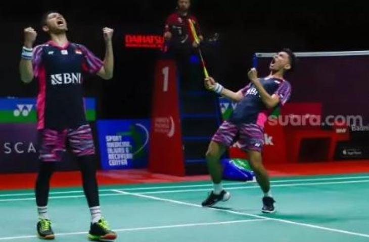 Ekspresi Pebulu tangkis ganda putra Indonesia Fajar Alfian dan Muhammad Rian Ardianto usai mengalahkan pebulu tangkis ganda putra Cina He Ji Ting dan Zhou Hao Dong pada babak semi final Daihatsu Indonesia Master 2022 di Istora Senayan, Jakarta Pusat, Sabtu (11/6/2022). [Suara.com/Alfian Winanto]