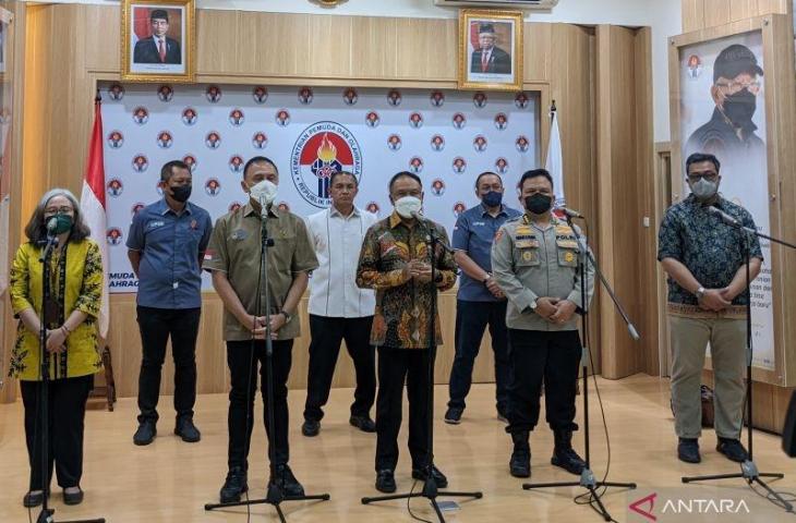 Menteri Pemuda dan Olahraga (Menpora) Zainudin Amali (keempat dari kanan) bersama Ketua Umum PSSI Mochamad Iriawan (ketiga dari kiri). (Antara/Michael Siahaan)