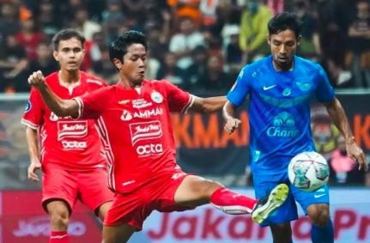 Aksi pemain Persija Jakarta saat tahan imbang Chonburi FC 3-3 dalam laga uji coba. (Instagram/persija)