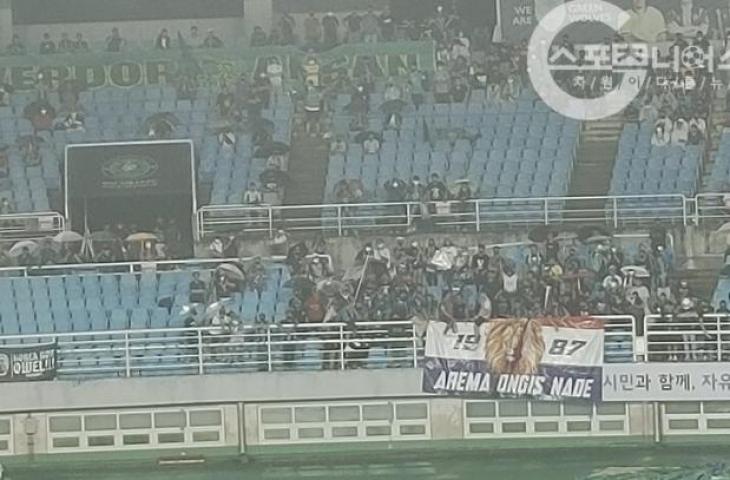 Spanduk Arema FC di laga K2 League Ansan Greeners vs Gimpo FC. (dok.Sports-G)