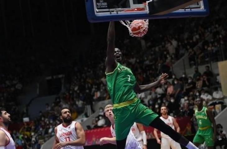 Pebasket Timnas Basket Australia, Thon Maker (atas) melakukan slam dunk ke keranjang Lebanon dalam babak final FIBA Asia Cup 2022. [ANTARA FOTO/Aditya Pradana Putra]