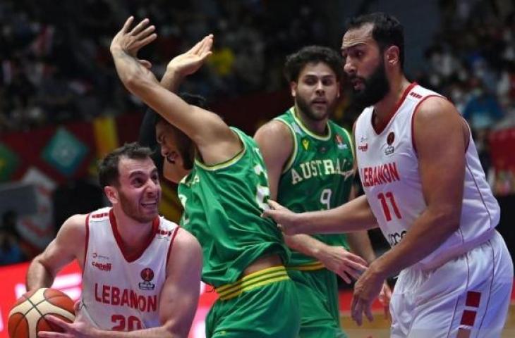 Pebasket Lebanon Wael Arakji (kedua kiri) berusaha menembus hadangan pebasket Australia dalam babak final FIBA Asia Cup 2022 di Istora Gelora Bung Karno, Senayan, Jakarta, Minggu (24/7/2022). (ANTARA FOTO/Aditya Pradana Putra/pras)