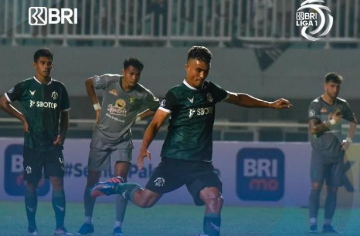 Aksi Gustavo Tocantins eksekusi penalti saat Persikabo 1973 kalahkan Persebaya Surabaya 1-0 di Liga 1 2022. (Instagram/liga1match)