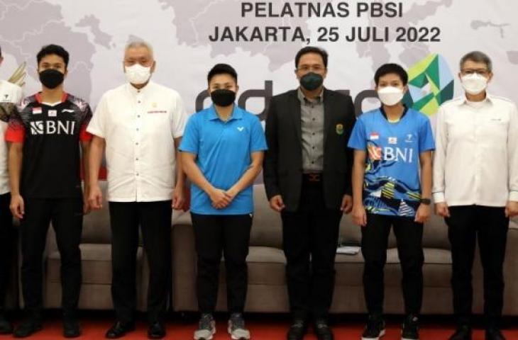 Ketua Umum PP PBSI Agung Firman Sampurna (ketiga dari kanan) bersama beberapa pemain dan pihak-pihak yang mengikuti konferensi pers tentang Piala Presiden di Pelatnas Cipayung, Jakarta, Senin (25/7/2022). (ANTARA/HO/PP PBSI)