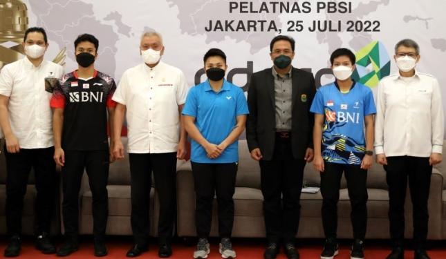 Ketua Umum PP PBSI Agung Firman Sampurna (ketiga dari kanan) bersama beberapa pemain dan pihak-pihak yang mengikuti konferensi pers tentang Piala Presiden di Pelatnas Cipayung, Jakarta, Senin (25/7/2022). (ANTARA/HO/PP PBSI)