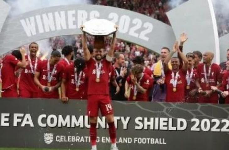 Para pemain tim Liverpool merayakan trofi kemenangan setelah menjuarai Community Shield FA Inggris setelah mengalahkan Manchester City di King Power Stadium di Leicester pada 30 Juli 2022. (AFP/Nigel Roddis)