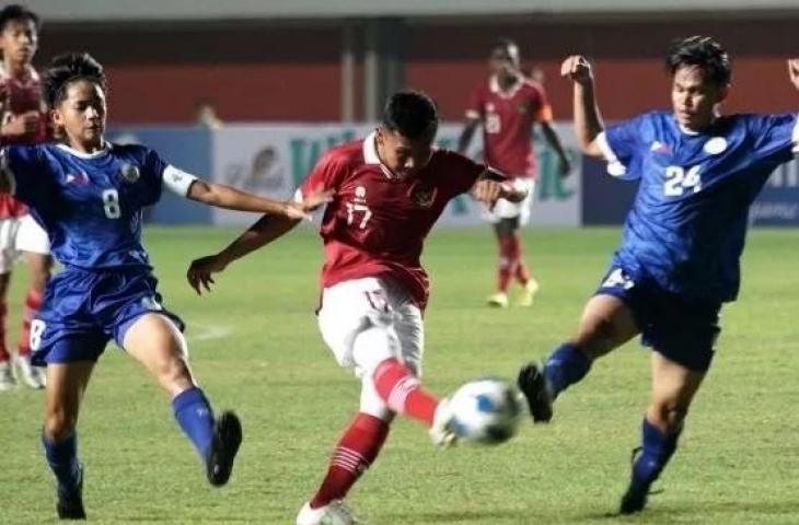 Pemain Timnas Indonesia U-16, Muhammad Nabil Asura (tengah) berusaha menerobos pertahanan Timnas Filipina U-16 pada laga Grup A Piala AFF U-16 2022 di Stadion Maguwoharjo, Sleman, Yogyakarta, Minggu (31/7/2022) malam. [ANTARA FOTO/Andreas Fitri Atmoko]