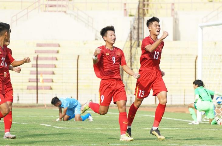 Para pemain Vietnam merayakan gol ke gawang Singapura di Piala AFF U-16 2022. (Twitter/@affpress)