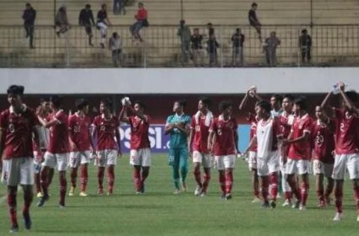 Pemain Timnas Indonesia U-16 berselebrasi usai melawan Timnas Filipina U-16 2-0 saat laga AFF U-16 2022 di Stadion Maguwoharjo, Depok, Sleman, D.I Yogyakarta, Minggu (31/7/2022). (ANTARA FOTO/Andreas Fitri Atmoko/wsj)