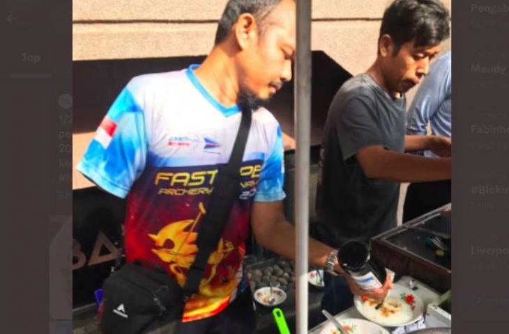 Kisah Bang Udin, tukang bubur yang dapatkan medali emas di ASEAN Para Games 2022. (Twitter/@drhaltekehalte)