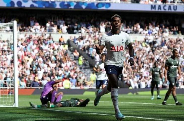 Selebrasi Ryan Sessegnon usai cetak gol saat Tottenham Hotspur hajar Southampton 4-1. (AFP)