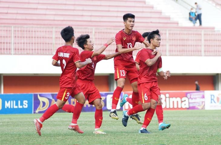 Selebrasi para pemain Timnas Vietnam U-16 usai mengalahkan Thailand. (Twitter/@AFFPresse)