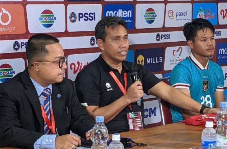 Pelatih Timnas Indonesia U-16 Bima Sakti (tengah) dan kiper skuadnya Andrika Fathir Rachman memberikan pernyataan kepada media pada konferensi pers setelah laga semifinal Piala AFF U-16 2022 kontra Myanmar di Stadion Maguwoharjo, Sleman, Yogyakarta, Rabu (10/8/2022). (ANTARA/Michael Siahaan)