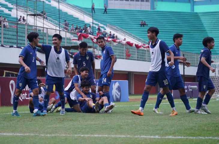 Selebrasi Thailand usai mengalahkan Myanmar dengan skor telak 3-0 dalam perebutan tempat ketiga Piala AFF U-16 2022 di Stadion Maguwoharjo, Sleman, Jumat (12/8/2022). (Twitter/@AFFPresse)