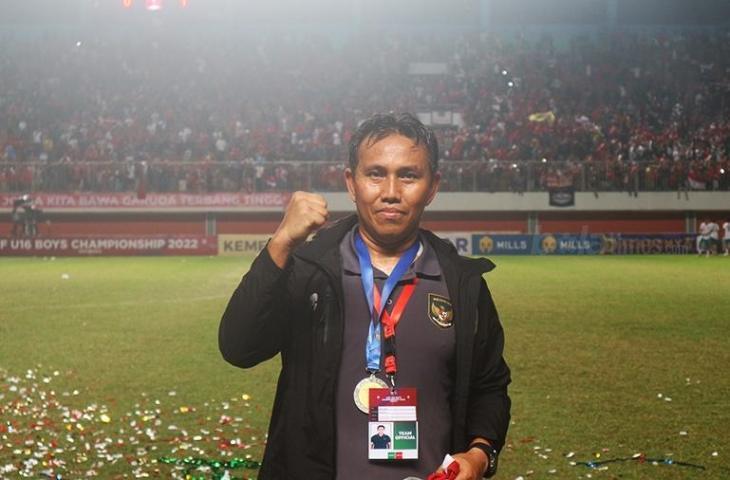 Pelatih Timnas Indonesia U-16, Bima Sakti, usai meraih trofi juara Piala AFF U-16 2022. (mxkd.sbs/Irwan Febri Rialdi)