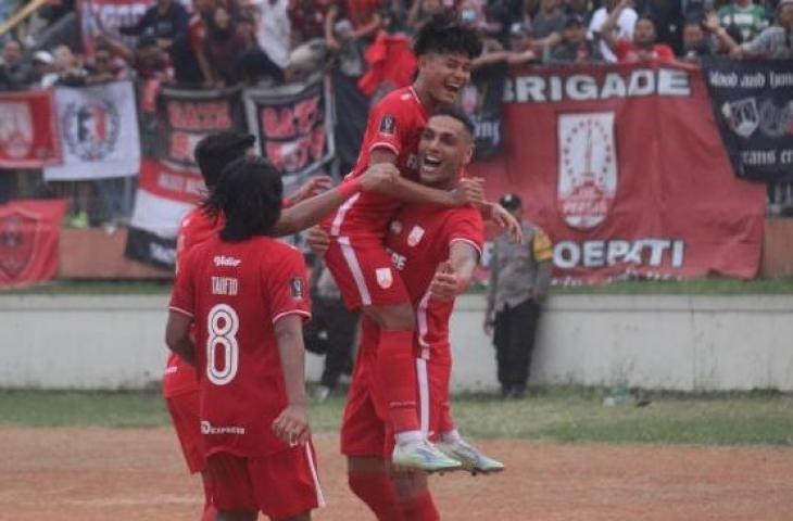 Bek Persis Solo Jaimerson Xavier, merayakan gol ke gawang Persik Kediri dalam uji coba di Stadion Wilis, Kota Madiun, Minggu (17/7/2022) sore. [Suara.com/Ronald Seger Prabowo]