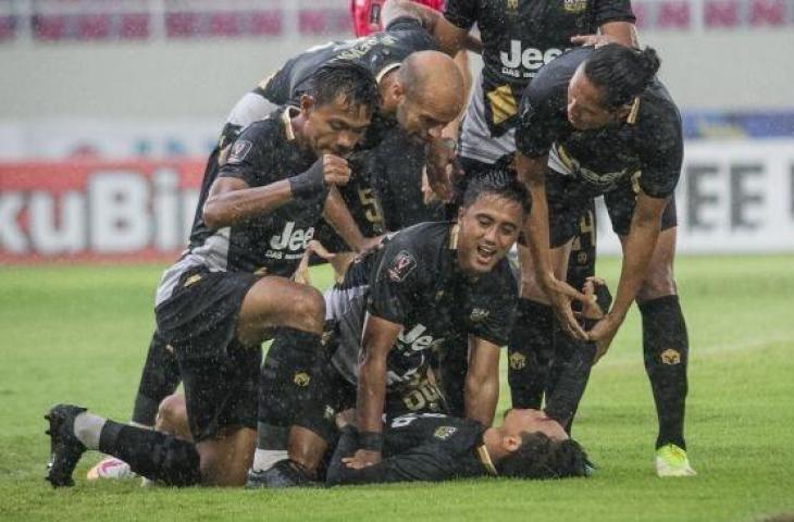 Pemain Dewa United FC berselebrasi merayakan gol di Piala Presiden 2022 di Stadion Manahan, Solo, Jawa Tengah, Jumat (17/6/2022). [ANTARA FOTO/Mohammad Ayudha/wsj]