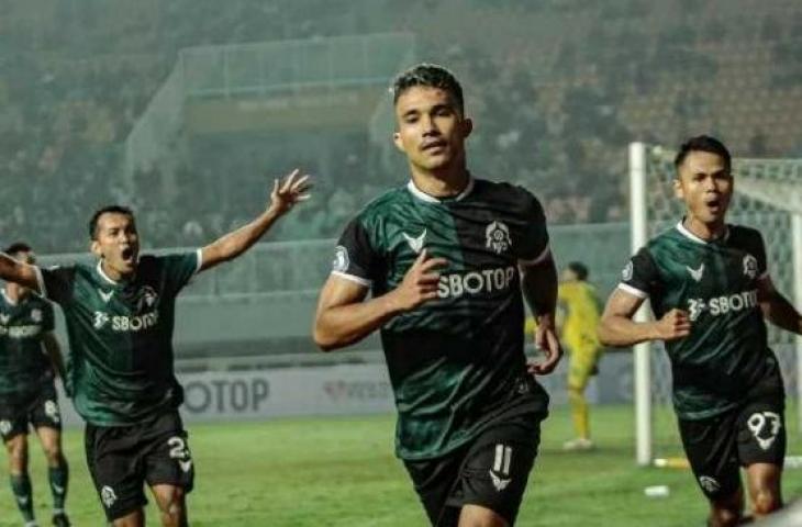 Pemain asing Persikabo 1973, Gustavo Freire (ketiga dari kiri) dan rekan-rekannya melakukan selebrasi usai mencetak gol ke gawang Persebaya Surabaya dalam laga pekan pembuka Liga 1 2022/2023 di Stadion Pakansari, Cibinong, Bogor, Senin (25/7/2022). [Instagram/@officialpersikabo]