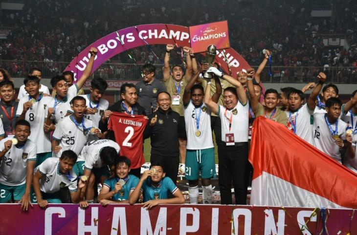 Momen Menpora Zainudin Amali dan Ketum PSSI Mochamad Iriawan turut angkat piala usai Timnas Indonesia U-16 juara Piala AFF U-16 2022. (Twitter/@iriawan84)