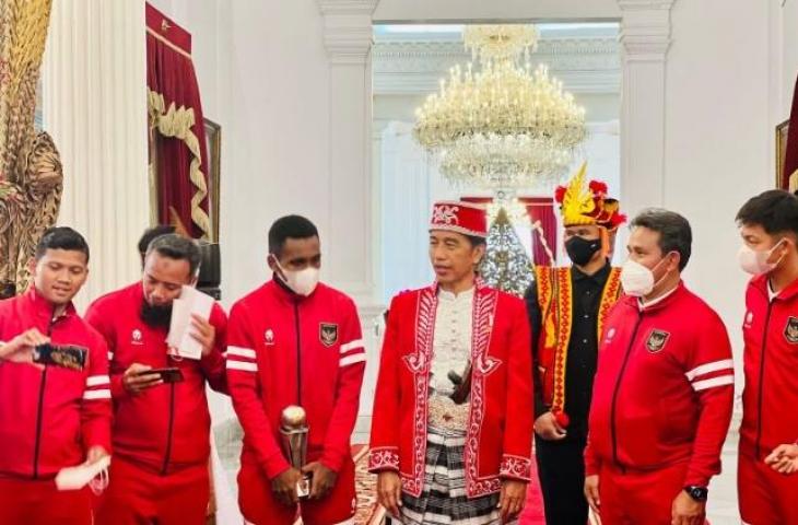 Presiden Joko Widodo (Jokowi) di Istana Merdeka, Jakarta, Rabu, menerima Tim Nasional (Timnas) U-16 yang baru saja menjuarai Piala AFF U-16 pada Jumat (12/8).  (ANTARA/HO-Biro Pers Sekretariat Presiden/Laily Rachev)