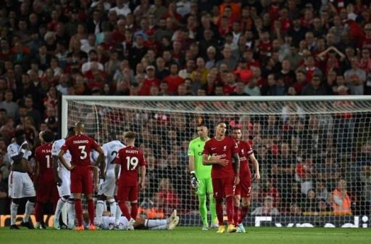 Penyerang Liverpool, Darwin Nunez berjalan ke pinggir lapangan setelah mendapat kartu merah usai menanduk pemain Crystal Palace dalam laga pekan kedua Liga Inggris 2022/2023 di Anfield, Selasa (16/8/2022) dini hari WIB. [AFP]