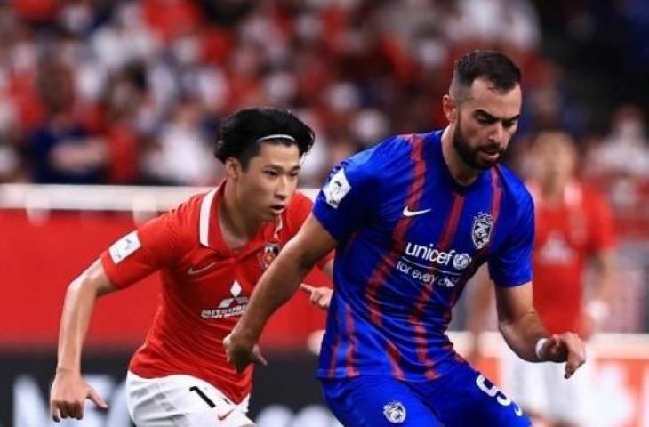 Jordi Amat saat menjalani debut bersama tim Malaysia, Johor Darul Ta'zim dalam lanjutan Liga Champions Asia kontra Urawa Reds Diamonds (Jepang). [Facebook/@johorsoutherntigers.com.my]