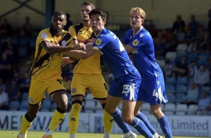 Elkan Baggott bikin lini belakang Gillingham FC kokoh. (Kent Online)